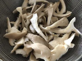 不可思议的菜：脆炸平菇,掰开成一片片的