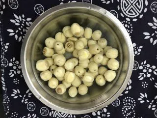 花胶莲子银耳糖水,莲子洗净提前半天泡