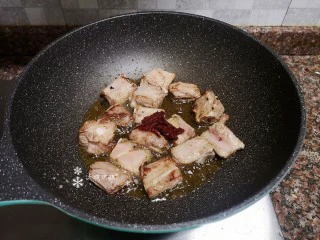 四季豆烧排骨,放入一勺豆瓣酱翻炒出香味。
