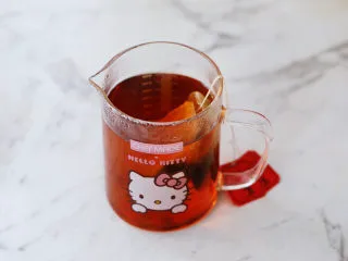 茶冻撞珍珠奶茶,首先制作茶冻：开水中加入红茶包浸泡10-15分钟
