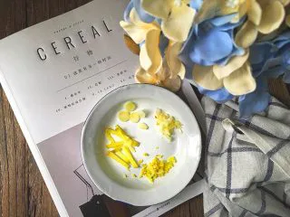 简单不放油的 鱼香肉丝,姜切末，葱切末 (末越细小越好，也可以随意切 自己吃嘛~)