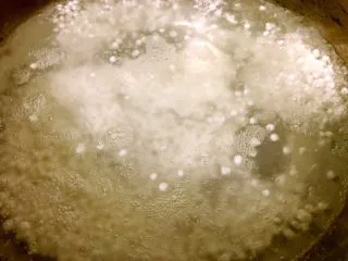 度夏消暑好饮品,火龙果西米露(附西米快熟方法及注意事项),2.锅里加水,烧开,加入西米。水的量没过西米一指头。