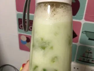 夏日清肠饮品,苦瓜把籽挖干净，切成小块。柠檬和苦瓜比例要看个人喜爱。我可以接受算，我就柠檬多一点点，然后要加矿泉水加满杯子。➕少许蜂蜜。看个人口味，我可以接受无糖。