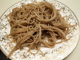 河北宣化特色小吃\卤菜\蒸莜面,趁热抖散装盘。