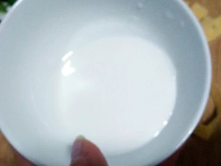 嘎巴菜――天津传统小吃,淀粉1勺,加4勺水搅拌均匀调成碗芡汁。