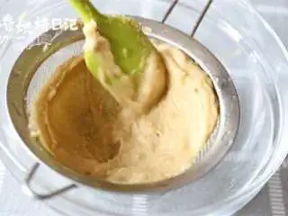 风靡街头的板栗饼不敢吃?那就自制吧,美味又好吃,加入适量的水或者牛奶,方便用料理机碾压成栗蓉,要想细腻的就过筛。