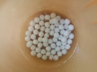 芒果芋圆西米露,锅里烧水，把小圆子煮熟至浮起，捞出投凉