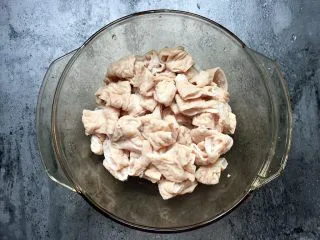 四川乐山名小吃—粉蒸肉卡饼,将肥肠切成小段。