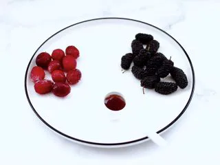 蔓越莓桑葚气泡水,桑葚洗净,蜂蜜备好,把剩下的一半蔓越莓果也清洗干净。