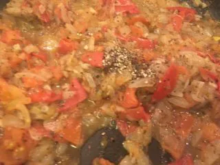 普罗旺斯风味番茄烩大虾,时间到掀盖加黑胡椒粒