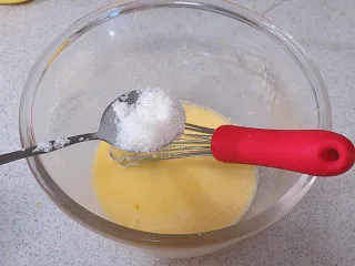 法式小甜点【椰蓉柠檬小方】,分三次加入柠檬砂糖拌匀