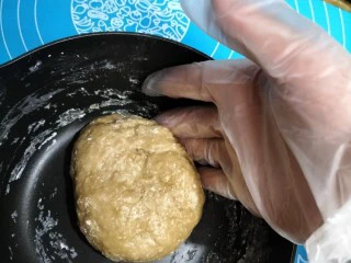 红糖珍珠奶茶,带上一次性手套揉成光滑面团,怕烫多带几只手套