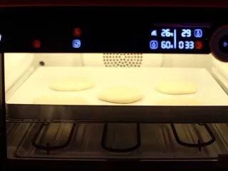 陕西小吃—肉夹馍,放醒发箱29度再次发酵半小时。