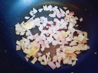 #东南亚风味的#椰汁咖喱虾,炒至洋葱变软发微黄。