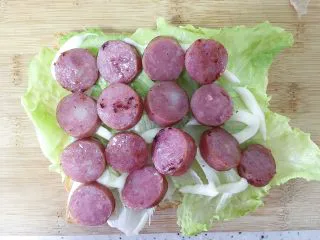 （创意菜）老干妈风味咸鸭蛋酒肠三明治,码上酒肠（这里的酒肠可以换成任意的香肠¥