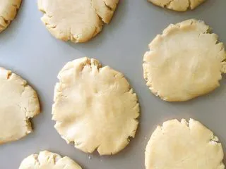 从小吃到大都吃不腻的黑芝麻桃酥,我做了几个大一点的,也做了几个小的。 烘烤过程中会蓬松,小点的成品比较上镜。