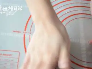 风靡街头的板栗饼不敢吃?那就自制吧,美味又好吃,将包好的面团成圆形压扁,用红色食用色素在表面盖上印章。