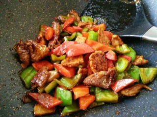 #猪年#辣椒炒肉,继续炒匀即可关火