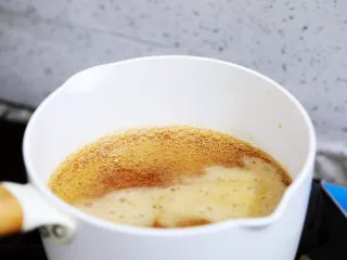 茶冻撞珍珠奶茶,放到炉上加热至沸腾关火