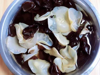 清炒山药木耳,木耳泡好，洗净待用。