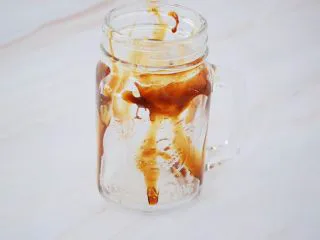 自制脏脏珍珠奶茶奶盖,再把糖浆用勺子舀入糖浆淋入