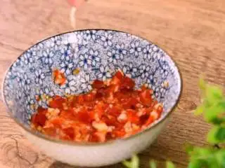 水果入菜，风味绝妙——酸辣芒果鸡丝,碗中倒入蒜末、剁椒，捣匀，再挤入青柠汁，备用 