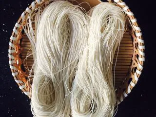 长寿面&生日面,温州面线、索面、素面是一道面食,主要食材是面粉,调料有食盐等,制作方法是是将面粉加适量食盐,把做好面的坯置面柜中“走透”后,拉成线状晒燥,理成线绞状即可。素面富营养易消化,为群众喜爱食品,老人祝寿、生日、妇女生小孩时都以此为主食。由于该食品具有强身健体、防老抗衰、滋阴美容等功效,故又称“长寿面”。