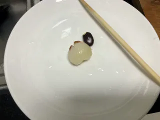 荔枝罐头➕ 玉雪肌肤罩绛纱,荔枝,用筷子一捅,就可以轻松去核,