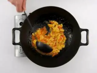 番茄烧菜 竟也有那么多小技巧,1-4 倒入炒蛋，翻炒均匀，加盐翻炒