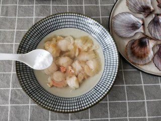 蒜蓉粉丝蒸扇贝,扇贝肉去裙边和泥肠等，过清水冲洗净，在用盐抓洗干净。