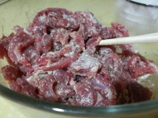 快手菜，肉丝豆芽爆海虾,肉丝用大蒜胡椒粉及少一勺芡粉腌制