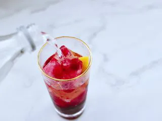 蔓越莓桑葚气泡水,这个时候倒入气泡水。