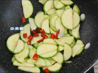 西葫芦炒肉片—从小吃到大的家常菜,简单易学哦,加入小米椒翻炒。