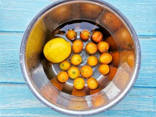 自制高颜值低卡水果茶,金桔、柠檬先用盐将表面搓一遍再洗净，