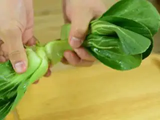 从小吃到大的家常菜，多吃青菜身体好,油菜洗净掰开。