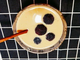 杨梅西米露奶茶,将浸泡的杨梅放入西米露奶茶中