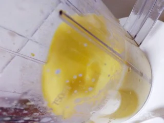 果粒奶昔【香蕉桑葚+香蕉芒果】,榨汁。