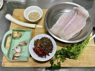 椒香鱼块➕椒香风味龙利鱼块,食材合照，龙利鱼柳一大条约450g，香菜两颗，小葱三根，干辣椒五个，花椒麻椒各一小撮，姜一块，蒜五瓣，葱白一节，熟白芝麻一汤匙