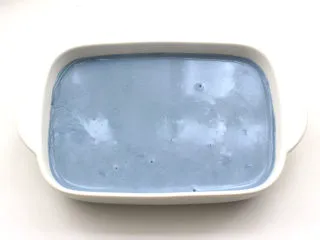 蓝蝴蝶奶冻西米露,倒入容器里放至60度左右。