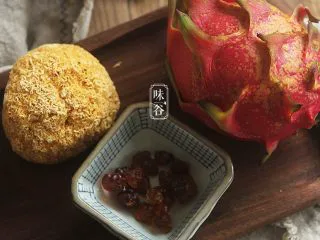 火龙果银耳糖水,准备好材料；