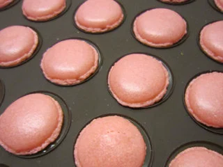 法式甜点马卡龙,取出晾凉后用脱模刀从硅胶垫上铲下来