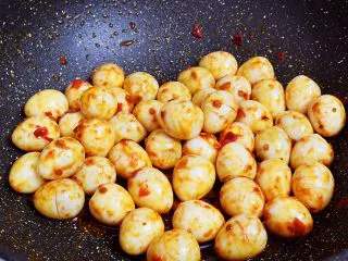 香辣啤酒鹌鹑蛋,翻炒均匀