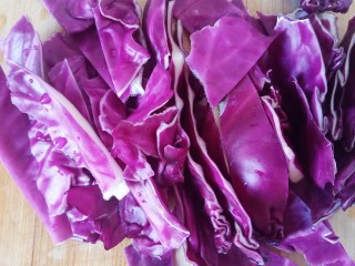 街边小吃麻辣拌,五片紫甘蓝清洗干净切成小块。