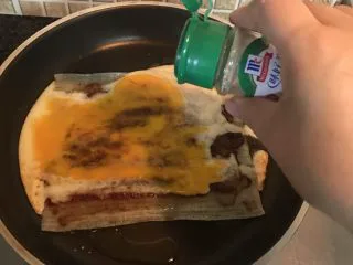 街头风味东北烤冷面,撒上胡椒粉