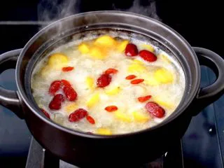 金燕耳金桔桂圆羹,待冰糖全部融化之后,撒上少许枸杞,即可关火。