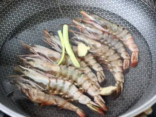 泰式风味酸辣虾,锅中倒入适量的清水，放入海虾，加入料酒和葱姜。