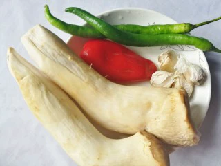 低脂低卡的手撕杏鲍菇,准备材料：①杏鲍菇 2根②青辣椒 2根③大红椒半个④蒜粒适量。 