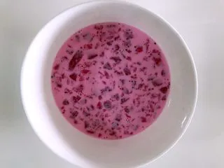 度夏消暑好饮品,火龙果西米露(附西米快熟方法及注意事项),加入牛奶。