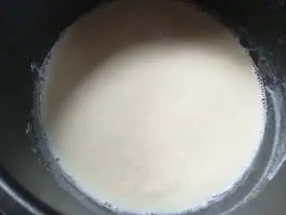 家乡小吃——姜汁红糖豆花,当觉得差不多好的时候,就可以加入白砂糖了。