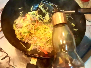 快手菜=>韭黄肥牛,随后，淋上麻油。